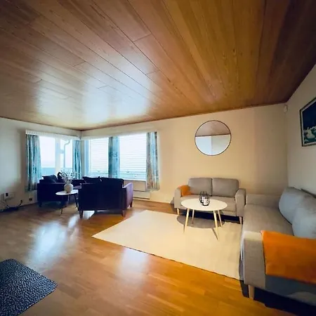 Feriehus The Yellow House *