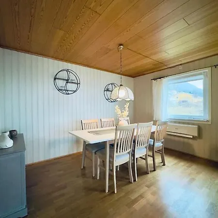 Дом отдыха The Yellow House Тромсё
